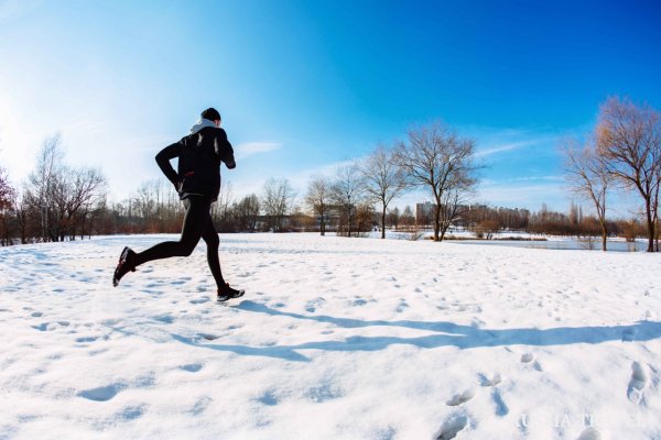 Мужчина бежит зимой