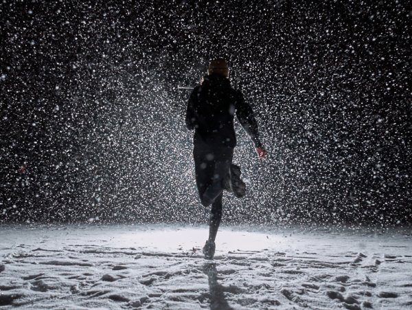 Человек бежит в темноте