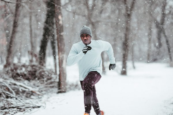 Бег зимой без одежды