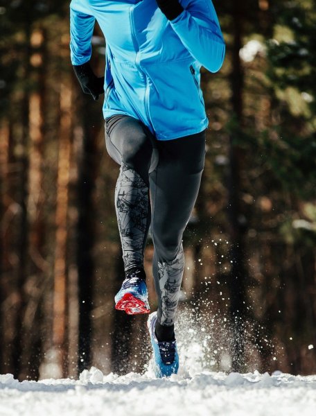 Спортсмен Бегущий по снежной целине