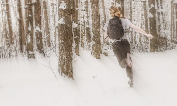 Девушка бежит зимой