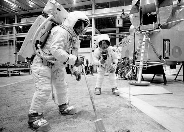 Аполлон Нил Армстронг