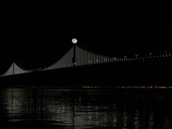 Мост ночью черный