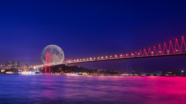 Мост через Босфор в Стамбуле ночью