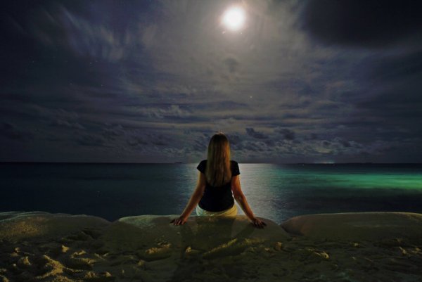 Девушка на берегу ночного моря