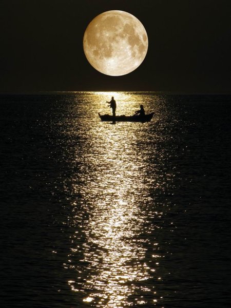 Луна и море