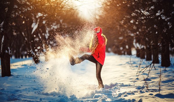 Девушка в снегу