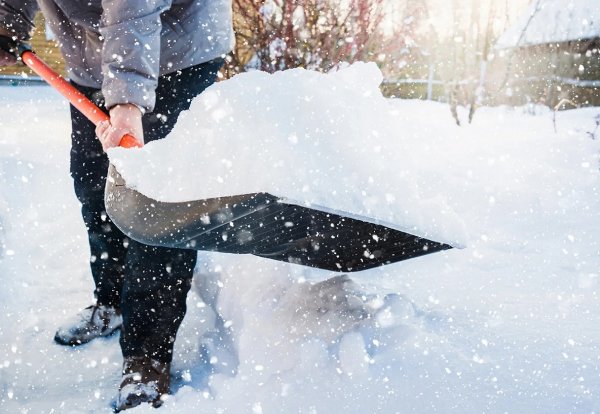 Чистить снег