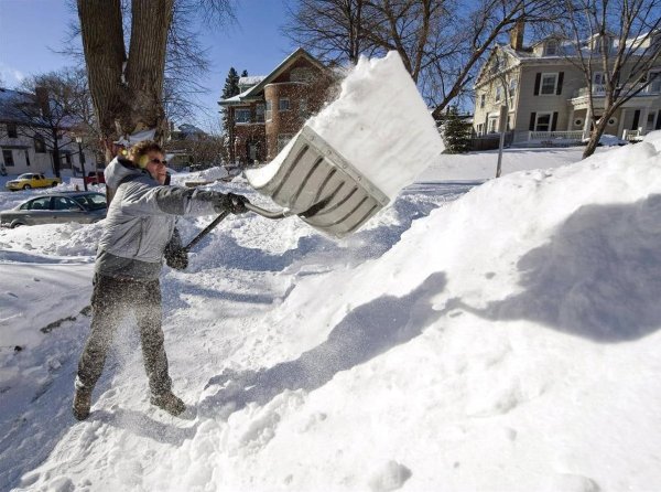 Грести снег