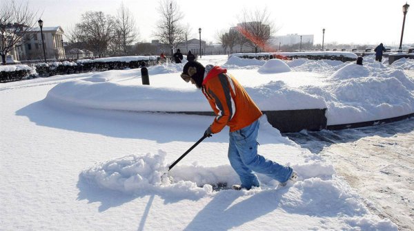 Чистка снега вручную