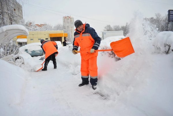 Уборка снега на АЗС Газпром
