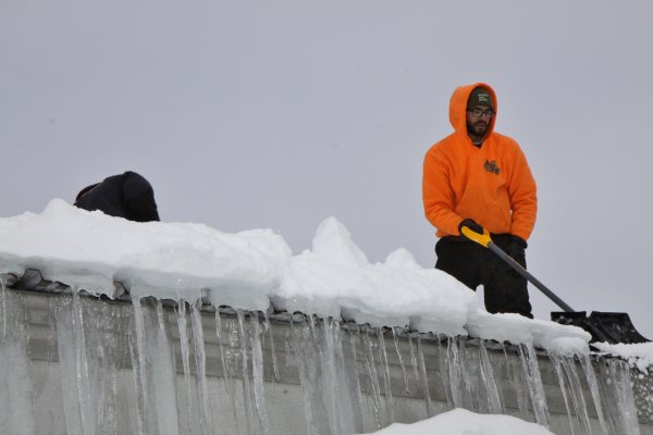 Убрать снег с крыши