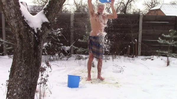 Обливание зимой на улице