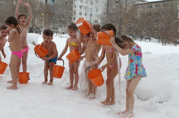 Дети закаляются в детском саду зимой