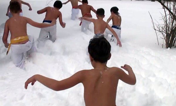 Люди купаются в снегу