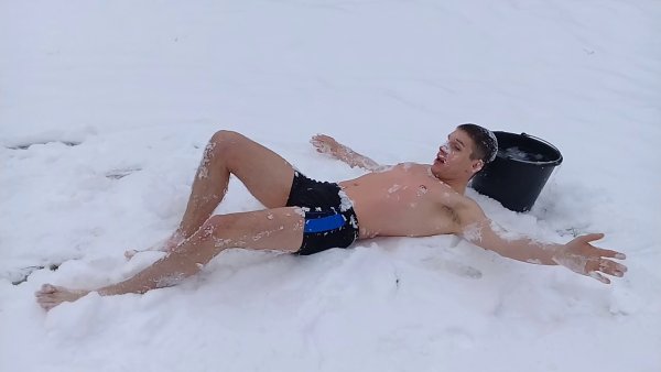 Мальчики закаляются зимой