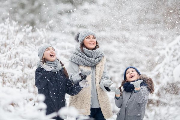 Семья на улице зимой