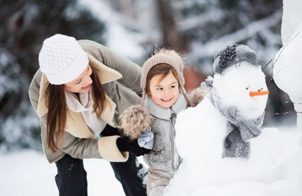 Семья на улице зимой