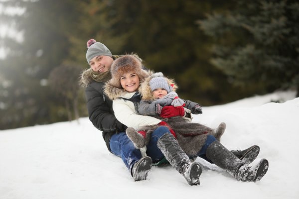 Семья с детьми зимой