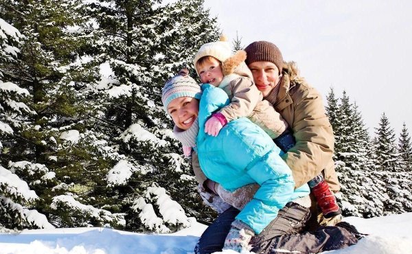 Семья на природе зимой
