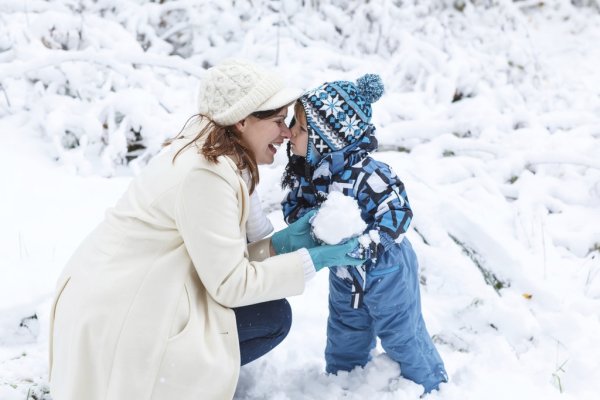 Мама с детьми на прогулке зимой