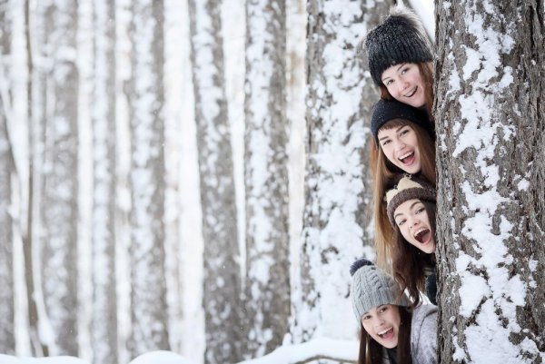 Зимняя фотосессия подружек в лесу