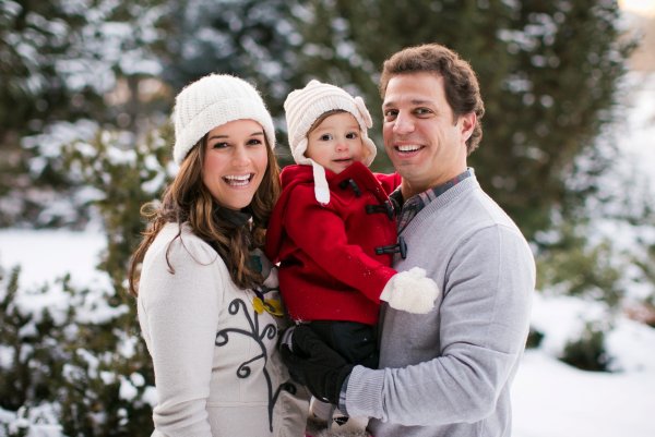 Счастливая семья зимой