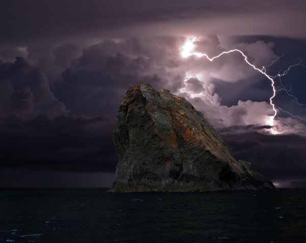 Гроза скалы море