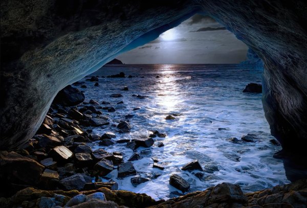 Волны о скалы ночью