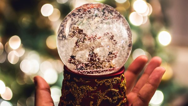 Снежный шар в руках