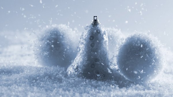 Новогодние игрушки на снегу