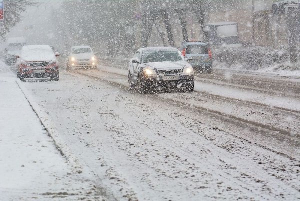 Мокрый снег на дороге