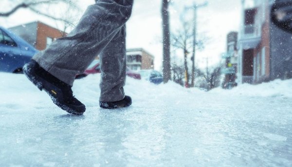 Лед на тротуаре