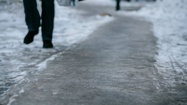 Наледь на тротуаре