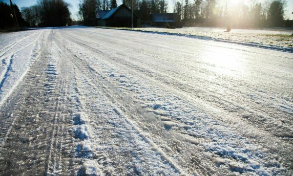 Обледенелая дорога