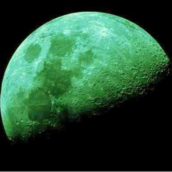 Зеленоватая Луна