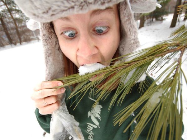 Человек ест снег