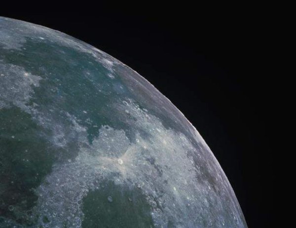 Луна без атмосферы