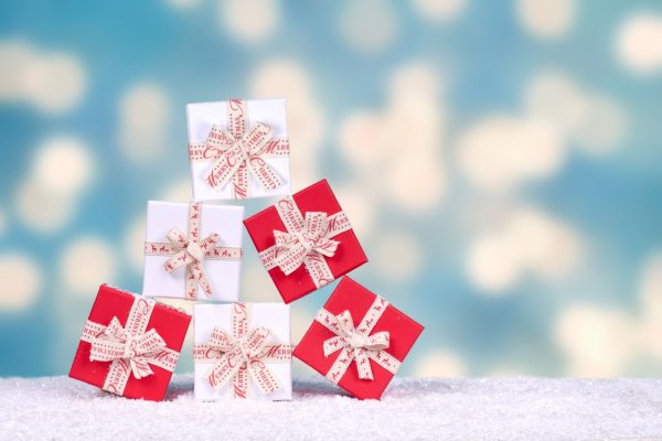 Подарки в снегу