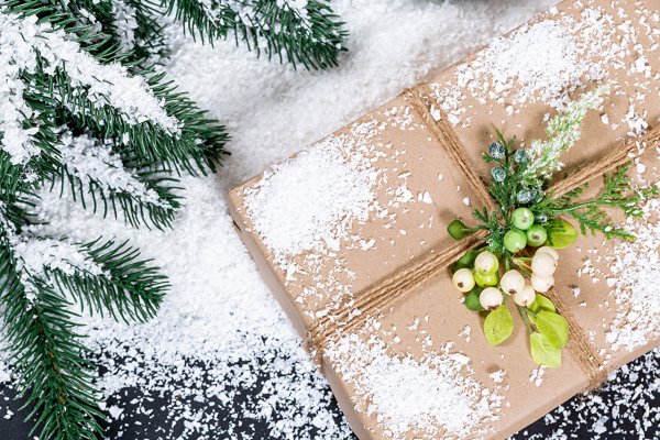 Подарки в снегу