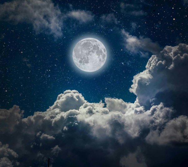 Ночное небо с облаками