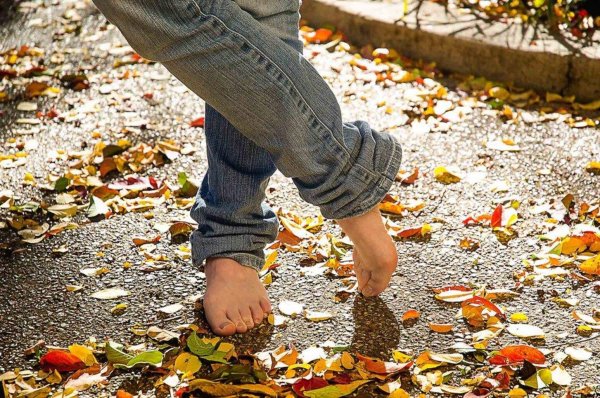 Босиком в осенних листьях