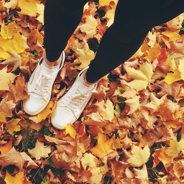 Ноги в листве осенней