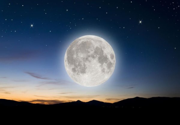 Огромная Луна