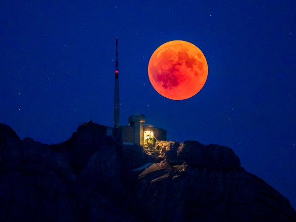 Разноцветная Луна