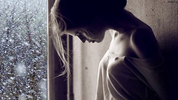 Женщина у окна грусть