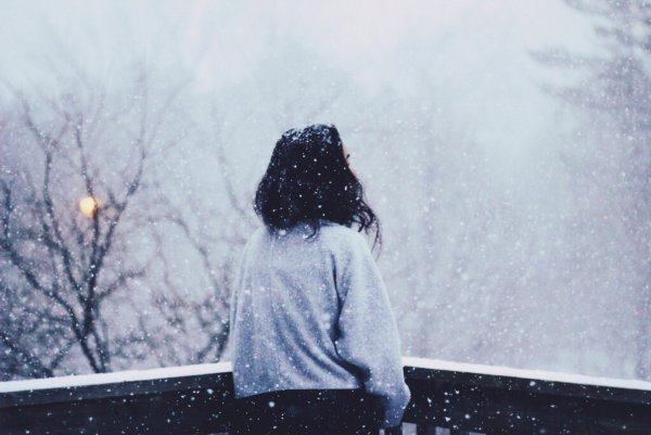 Девушка зимой со спины