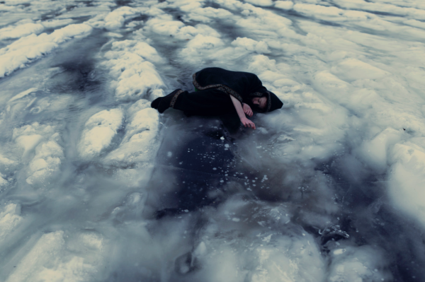 Лежит грустный на снегу