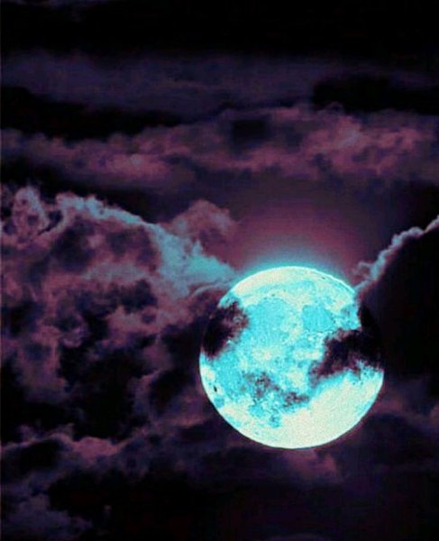 Фиолетовая Луна в облаках