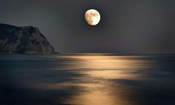 Луна и море